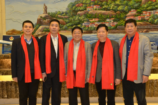 仟億達(dá)集團(tuán)董事長(zhǎng)鄭兩斌（左一）、陜西廈門(mén)商會(huì)會(huì)長(zhǎng)陳信雄（左二）、與廈門(mén)市人原副主任汪興裕（正中）、廈門(mén)駐京辦主任王飛（右二）廈門(mén)企業(yè)商會(huì)會(huì)長(zhǎng)蔣清林（右一）