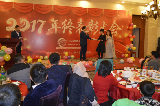 董事長鄭兩斌先生抽取、頒發(fā)終級(jí)幸運(yùn)獎(jiǎng)