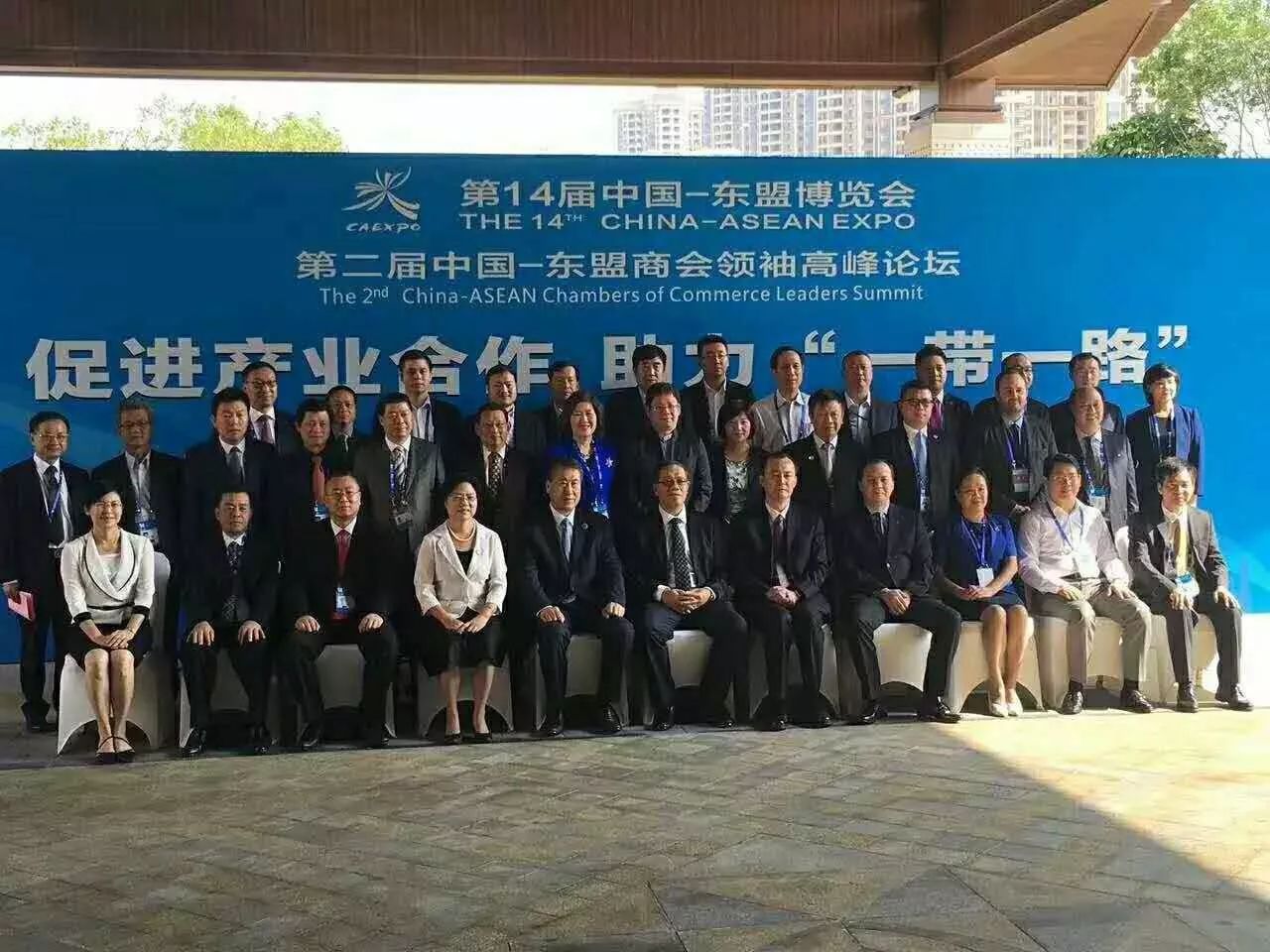 全國工商聯(lián)副主席黃榮(首排右5)、廣西壯族自治區(qū)副主席陳剛(首排右6)與仟億達(dá)集團(tuán)董事長鄭兩斌(三排左3)等嘉賓合影